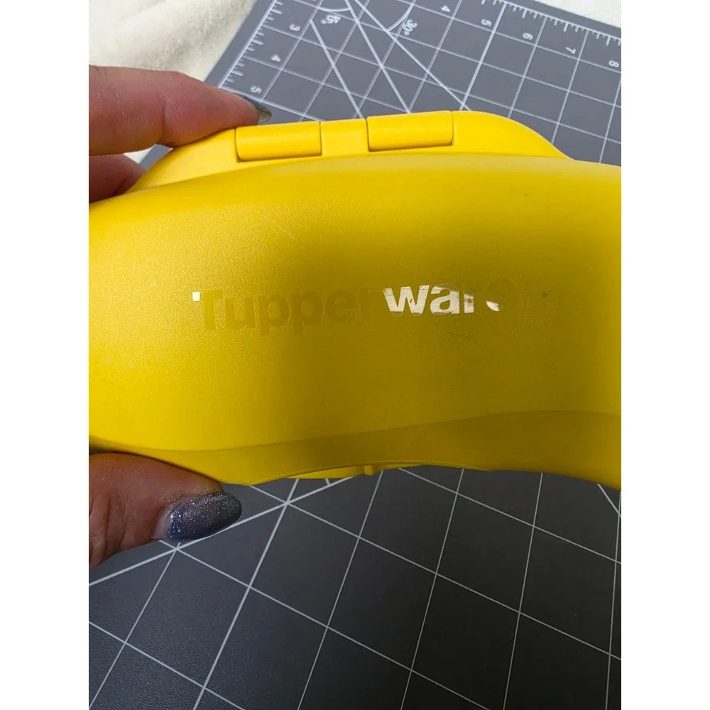 Tupperware Banana Keeper Yellow Plastic Hinged Lunch Box Fruit Protector Case